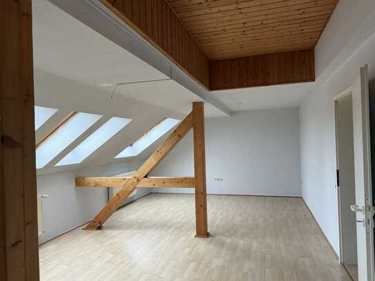 Renovierte Dachgeschosswohnung mit großem Balkon zu vermieten