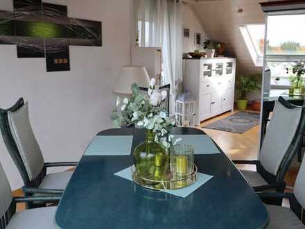 Gemütliche, modernisierte Dachgeschosswohnung mit Garage
