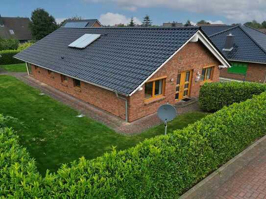 Büsumer Deichhausen: Modernes Einfamilienhaus im offenen Bungalow-Stil mit Garten in ruhiger Lage