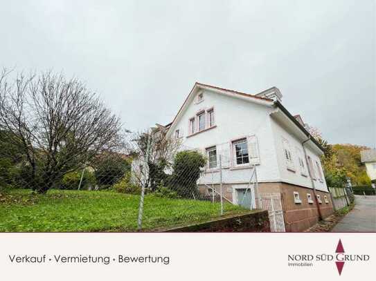 2-Familien-Stadthaus mit viel Entwicklungspotential. Ca. 340 m² Wfl. Grst. 2.209 m².