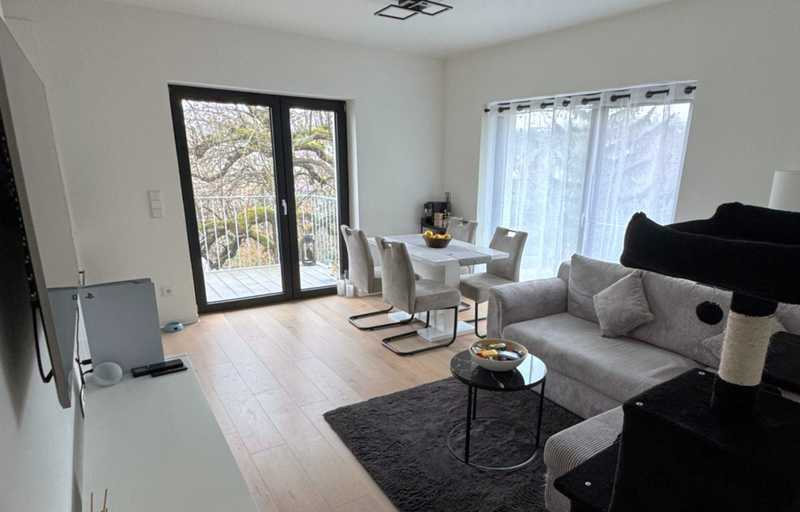 sonnige 2-Zimmer-Wohnung mit Einbauküche und Balkon in Halbhöhenlage