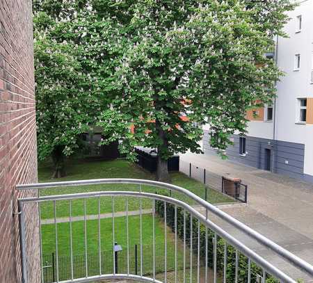 Schöne, helle gut geschnittene 3-Zimmer Wohnung mit Balkon! Ruhig zum Hinterhof gelegen..