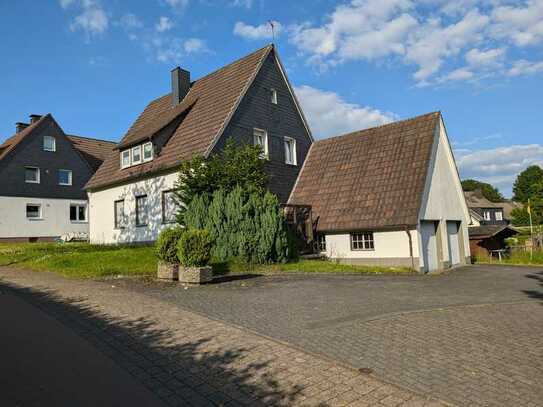 Attendorn-Petersburg - schönes Einfamilienhaus mit Garagenanbau