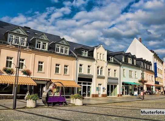 Wohn- und Geschäftshaus mit Anbau und Schuppen