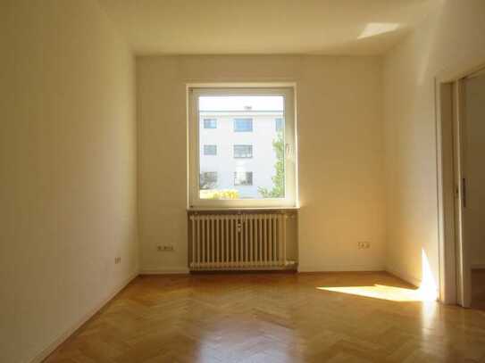 Schicke, top renovierte 3-Zimmer-Wohnung mit großem Balkon im Dichterviertel