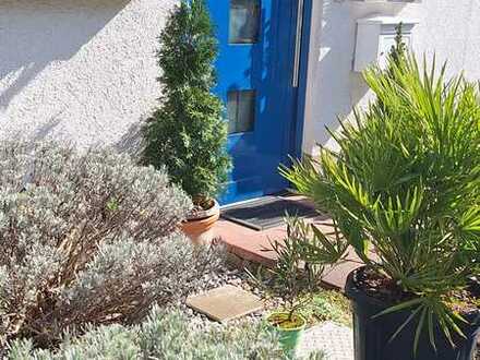 Wunderschöne Doppelhaushälfte (nach WEG) mit Terrasse, pflegeleichtem Garten in Feldrandlage