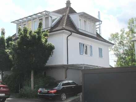 Außergewöhnliche Maisonette Wohnung mit parkähnlichem Garten