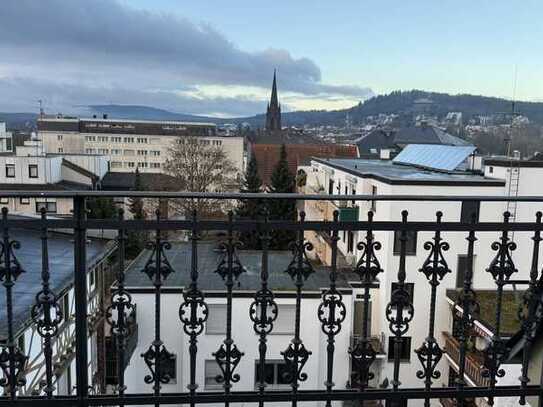 Sonnendurchflute frisch renovierte Zwei-Zimmer Wohnung mit Balkon