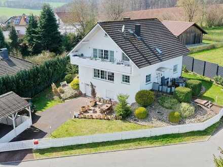 Hübsches 2-Familienhaus mit Pool und schönem Garten in Feldrandlage