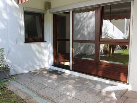 Sehr Schöne Wohnung mit Wohnzimmer und Terrasse sowie Schlafzimmer mit Balkon (München)