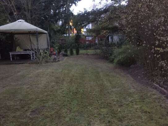 Schöne helle Wohnung mit Garten und Tiefgarage in Tempelhof zu vermieten