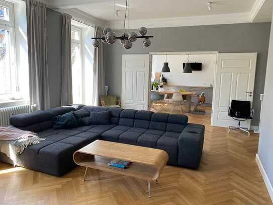 Altbau-Charme mit modernen und luxuriösen Highlights – Stilvoll sanierte Wohnung im Herzen von KA