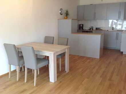 Stilvolle, geräumige und neuwertige 2-Zimmer-Wohnung mit Balkon und EBK in Pentling