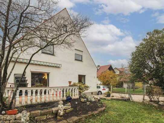 Zweifamilienhaus mit großem Sonnengarten, Ausbaupotenzial und Doppelgarage in ruhiger Lage