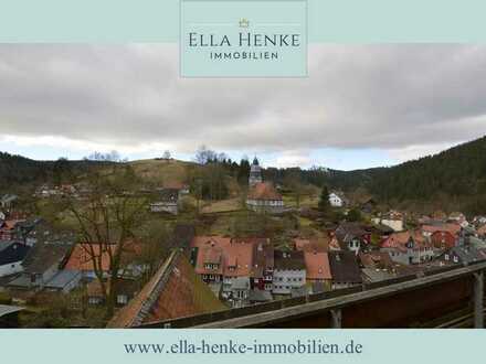 Mit toller Aussicht: Großes Zweifamilienhaus in Wildemann.