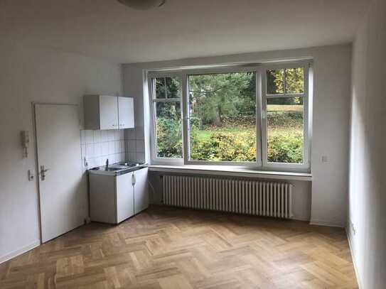 Geschmackvolle, zentral gelegene Wohnung mit einem Raum und Blick ins Grüne in Marburg