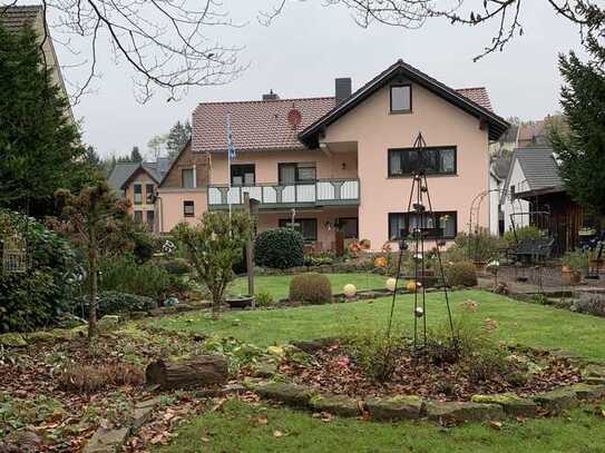 Einfamilienhaus mit großem Grundstück und historischem Nebenhaus