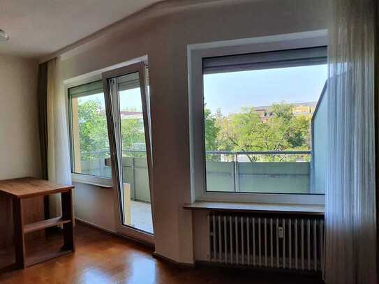 Großzügige, helle 1,5 Zimmer Wohnung