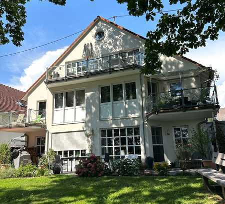 Idyllische 3,5 Zimmer Wohnung mit EBK, 3 Balkonen & Blick ins Grüne