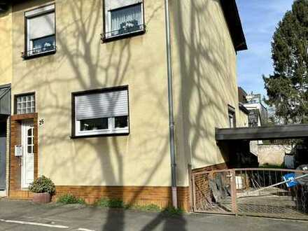 Einseitig angebautes Einfamilienhaus mit Carport