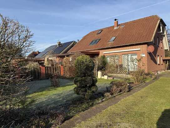 Ideal für eine kleine Familie ist diese schön gelegene, gepfl. DHH mit Carport u. schönem Grundstück