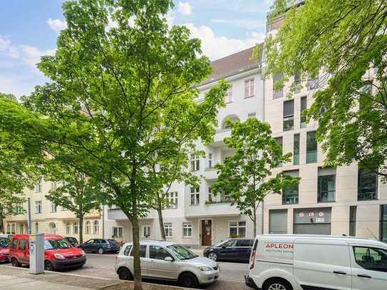 4-Zimmer-Altbau mit großem Sonnenbalkon, Parkett und Stuck zur Eigennutzung