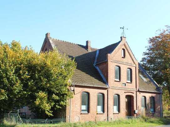 Modernisiertes Bauernhaus mit großer Scheune und Stallungen