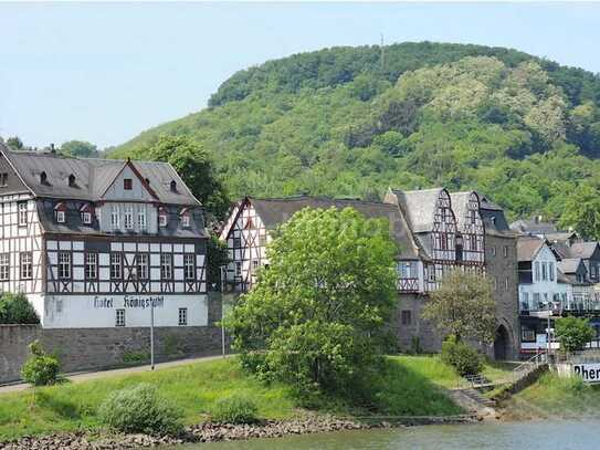 Historisches Juwel in Rhens: Hotel Königstuhl, Wackelburg und Stadttor mit napoleonischer Geschichte