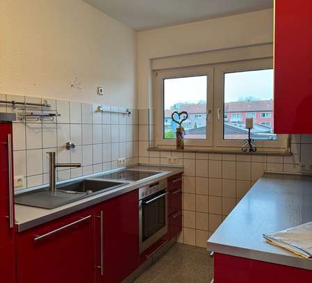 Ansprechende und vollst. renovierte 2-Zimmer-Wohnung mit geh. Innenausstattung mit Balkon und EBK