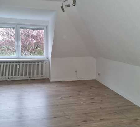 Helle 2-Zimmer-Dachgeschosswohnung - bitte erst richtig lesen!
