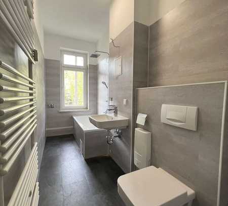 Außen Gründerzeit & Innen Neubau I 3 Zimmer I Einbauküche I modernes Tageslichtbad mit Wanne