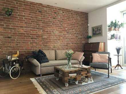 Modernisierte 2,5-Raum-Wohnung mit Balkon und Einbauküche in Düsseldorf