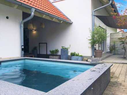 EINZIEHEN UND WOHLFÜHLEN! BEZAUBERNDE DOPPELHAUSHÄLFTE MIT POOL