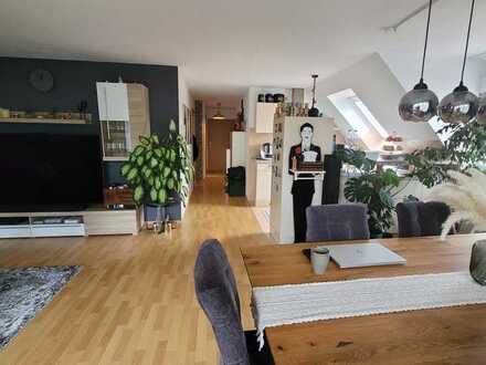 Sehr schöne 3 Zimmer-DG-Wohnung mit Balkon u. EBK- frei ab 01.02.2024