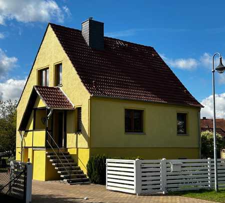 Einfamilienhaus mit Terrasse, Kamin, Doppelgarage und kleinem Bungalow