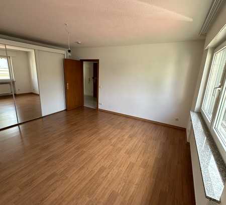 Stilvolle 2-Raum-Hochparterre-Wohnung mit Balkon und EBK in Bad Vilbel