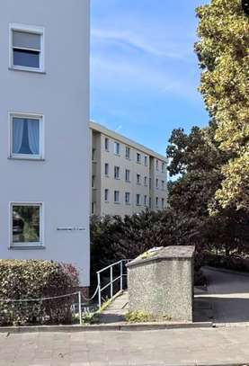 Vollständig renovierte 3-Raum-Wohnung mit Balkon und Einbauküche in Laatzen