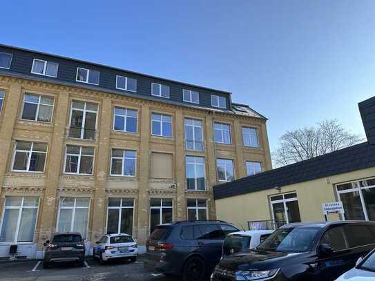 Große Wohnung mit Einbau-Küche, Schränken im Schlafzimmer im Zentrum von Chemnitz.