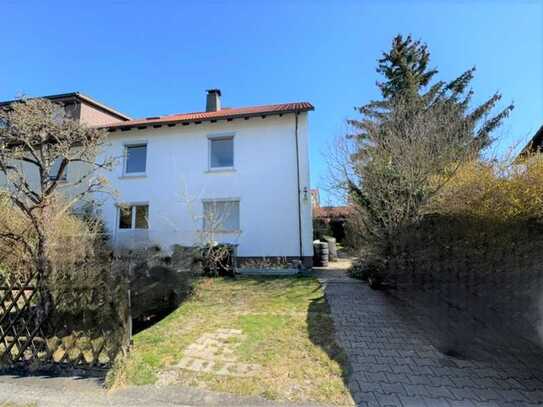 Ruhig gelegenes 2-Familienhaus mit Garage, Stellplätzen & Gartenlaube-Erweiterungspotential gegeben