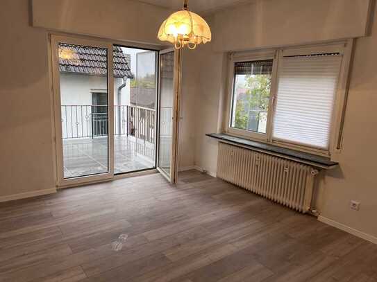 Erstbezug nach Sanierung ! Großzügig geschnittene Wohnung mit Terrasse, Garage und Keller.