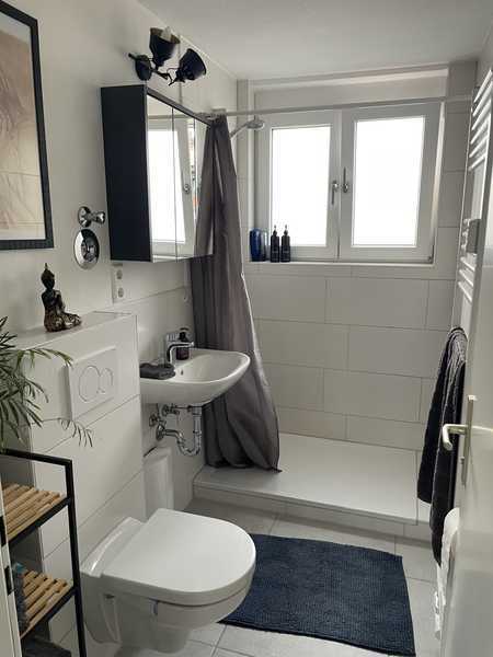 sonnige und sanierte 2-Zimmer-Dachgeschosswohnung mit Stellplatz in ruhiger Lage in Feuerbach