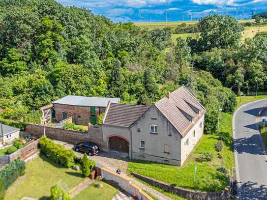 Verwunschenes Haus mit Scheune und grüner Oase