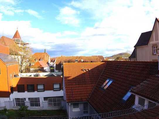 Mitten im Ortszentrum von Neckargartach - 2-Zimmer-DG-Wohnung mit Aufzug, Balkon und TG-Stellplatz