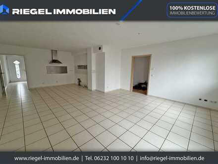 Sie hier? Wir auch! Zentral gelegene Erdgeschoss-Wohnung mit separatem Eingang und großer Terrasse