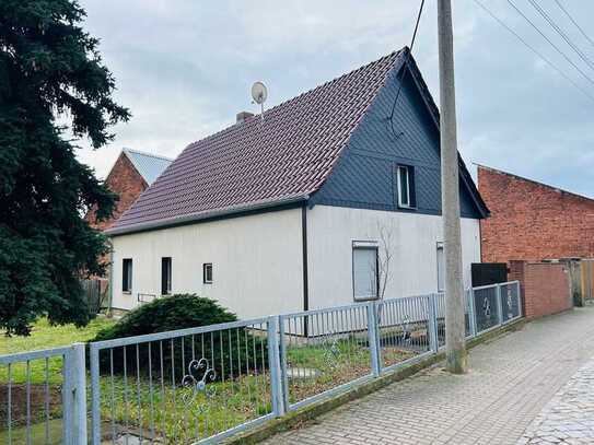 Sanierungsbedürftiges Einfamilienhaus mit Nebengelass in ruhiger Wohnlage