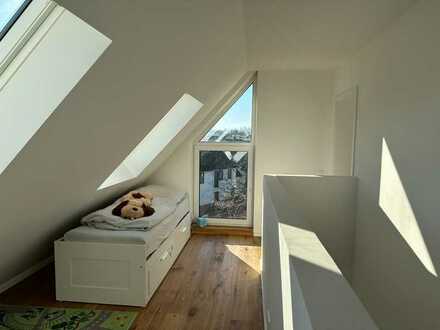 Moderne Maisonette: Großzügiges Wohnen auf zwei Ebenen mit Dachterrasse // Jung von Haus