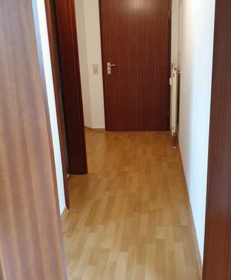 helle 2 Zimmer EG Wohnung mit Terrasse und TG, ohne EBK, frei