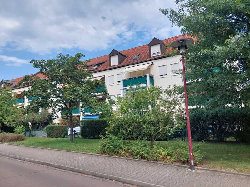 Schöne 2 RWG mit Terrasse und Vorgarten zu vermieten!