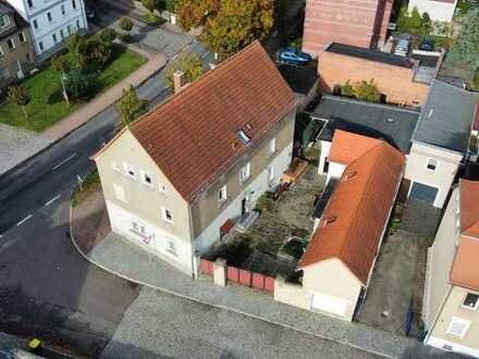 Großzügiges Mehrfamilienhaus mit Nebengebäude in Theißen