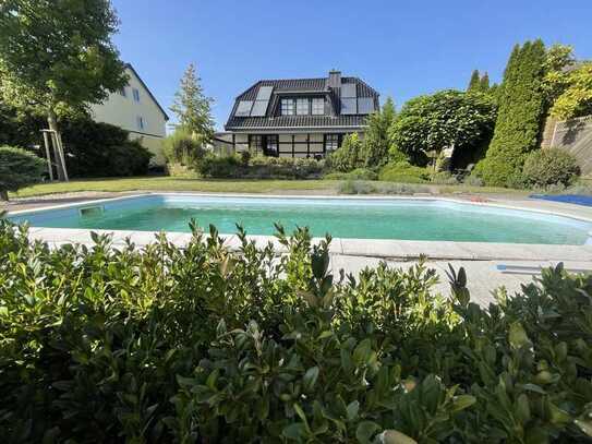 Freistehendes Einfamilienhaus mit Weitblick, großem Pool und zwei Garagen